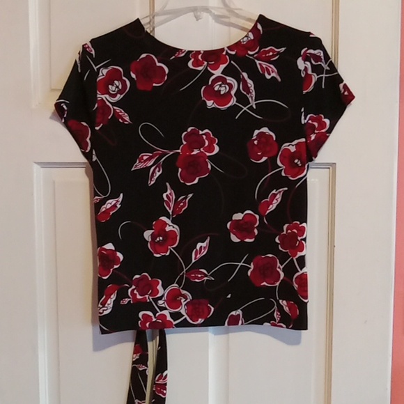 Short sleeve Van Heusen top, Size M, tie at bottom front - Picture 5 of 5